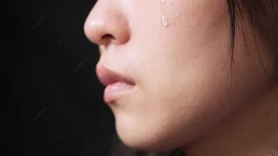 девушка плачет со слезами на щеке, грустная и расстроенная Стоковое  Изображение - изображение насчитывающей выражать, глаза: 276693965