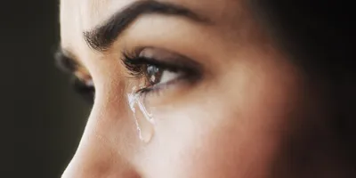 Девушка плачет со слезами на щеке Стоковое Изображение - изображение  насчитывающей завальцовка, взволнованность: 276693971