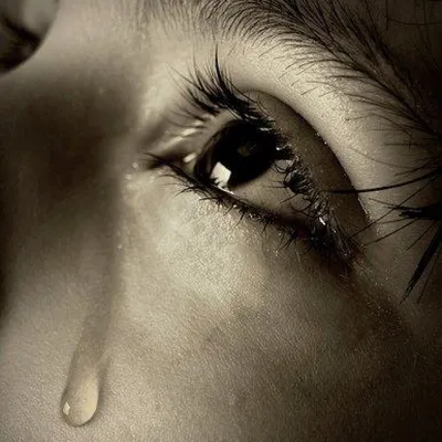 Портрет девочки плакали со слезами щеки веерные вниз. Девочка 9 лет с  сокращениями каретки расстроена Стоковое Фото - изображение насчитывающей  люди, одно: 171077956
