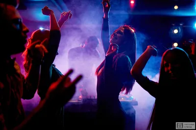 Фотообои \"Девушки танцуют в ночном клубе\" - Арт. 300039 | Купить в  интернет-магазине Уютная стена