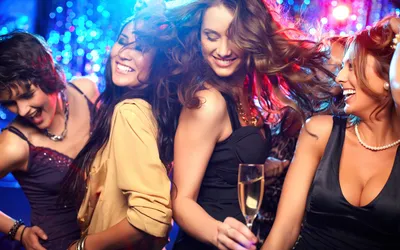 Девушки в ночном клубе стоковое фото. изображение насчитывающей нога -  54293578