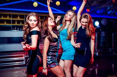 Девушки в ночном клубе стоковое фото. изображение насчитывающей  возбужденный - 63156590