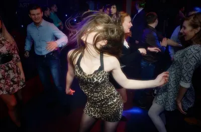 Две девушки в бардовом в клубе …» — создано в Шедевруме