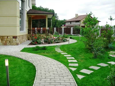 Дизайн газона перед домом - 76 фото