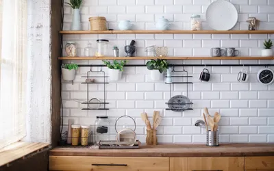 5 важных советов для удобного и стильного дизайна маленькой кухни на даче |  Кухня, Дизайн, Верхние шкафы
