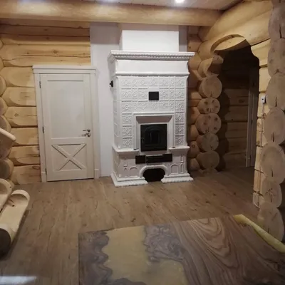 Печь белая в интерьере деревянного дома-сруба | Камин Керамик