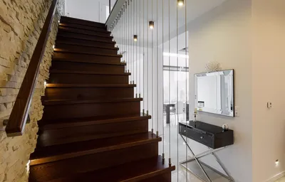 Дизайн прихожей с лестницей: фото интерьера холла с лестницей на второй  этаж, идеи по отделке, выбору стиля коридора с лестницей на 2 этаж