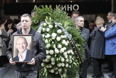 Гоша Куценко на похоронах Дмитрия Марьянова: Нам всем срочно нужно трезветь  - KP.RU