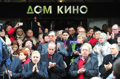 NEWSru.com :: Тысячи поклонников пришли проститься с Дмитрием Марьяновым и  проводить его аплодисментам