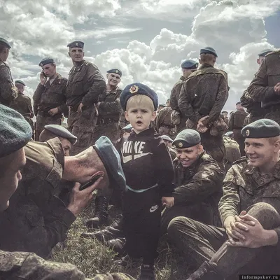 Фотографии Дмитрия Маркова — рассказ о тоске и жизни в регионах России. А  его снимок омоновца под портретом Путина стал символом преследования  Навального Мы с ним подробно об этом поговорили — Meduza