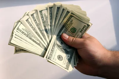 WebP изображение рук с деньгами для веб-сайта