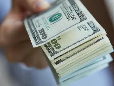 WebP фотография рук с долларами для интернет-магазина