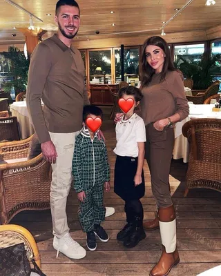 Лиза Кутузова из «Дома-2» поделилась редким фото с мужем и двумя подросшими  детьми – Секреты звёзд