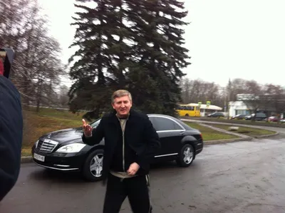Ахметов в Донецке вышел к пикетирующим его дом активистам: фото | Новости  Украины | LIGA.net
