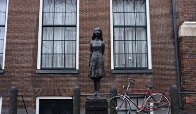 Дом Анны Франк на Prinsengracht в Амстердаме, Нидерланд Редакционное  Стоковое Фото - изображение насчитывающей одежда, люди: 130620368