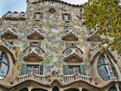 Турагентство \"Каталея\" - 📍Барселона, Испания.🇪🇸 ⠀ Дом Бальо в Барселоне  (или Дом Батло) занимает почетное место среди уникальных творений  каталонского архитектора Антонио Гауди. ⠀ Дом Бальо является одной из  главных достопримечательностей Барселоны.