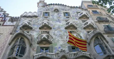 Мандруй Дешевше - Дома Бальо, Барселона Первоначально здание Дома Бальо  было построено Эмилио Сала Кортесом (одним из профессоров архитектуры  Антонио Гауди) в 1877 году. В 1903 году оно было приобретено текстильным  магнатом