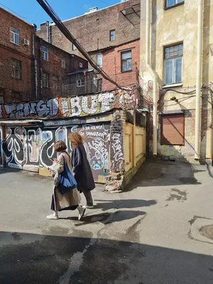 Экскурсия по проходным дворам Петроградки. Дом трех Бенуа - YouTube