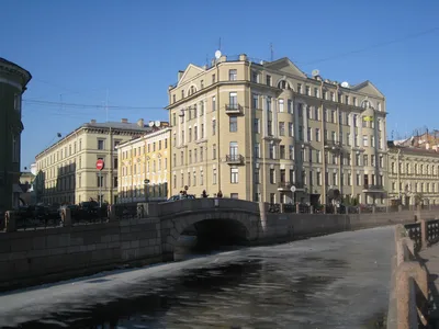 вот в этом доме в Питере живёт Михаил Боярский!