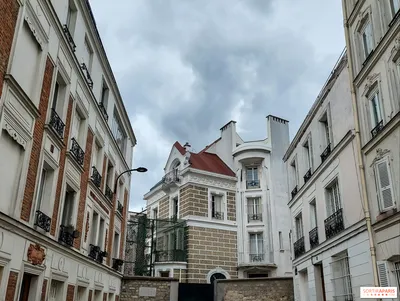 Дом Dalida в Montmartre в Париже Редакционное Изображение - изображение  насчитывающей галиматью, французско: 108206350