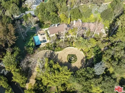 Огород, свое озеро и амфитеатр: как выглядит дом Дженнифер Лопес, который  она продает за 42 млн | STARHIT