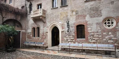 Дом, балкон и статуя Джульетты в Вероне. Фото