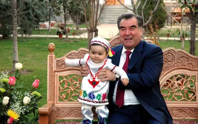 Эмомали Рахмон в кругу семьи - редкие фото в День президента - 16.11.2020,  Sputnik Таджикистан
