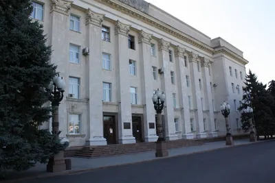 В центре Херсона громкие взрывы: над комендатурой оккупантов валит дым –  фото, видео