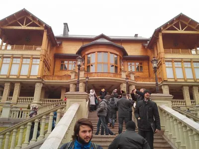 Хочу коня! Как выглядит экскурсия по резиденции бывшего президента Украины  - туристический блог об отдыхе в Беларуси