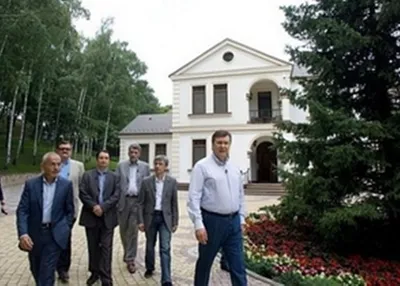 Призрак дома Януковича. Кому достался дворец сбежавшего президента  Украины?: macos — LiveJournal