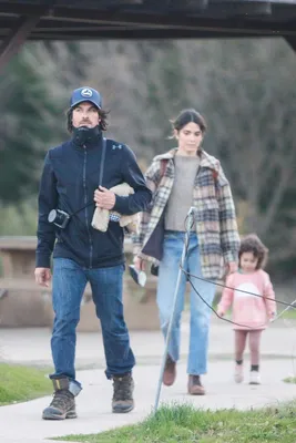 Редкие фото: Йена Сомерхолдера застали на прогулке с женой и дочерью