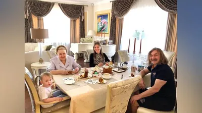Мебель покупалась до пенсии внуков»: эксперт указал на ошибки интерьера в доме  Игоря Николаева | WOMAN