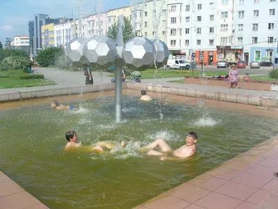 После реконструкции сквера у Дома искусств власти решили сохранить шары из  фонтана - Новости Калининграда
