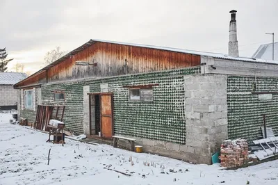 Семья пенсионеров построила дом из бутылок из-под шампанского - KP.RU