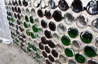 Дом с бутылками» — уникальный объект архитектуры в Астрахани | Радиостанция  «Южная Волна»