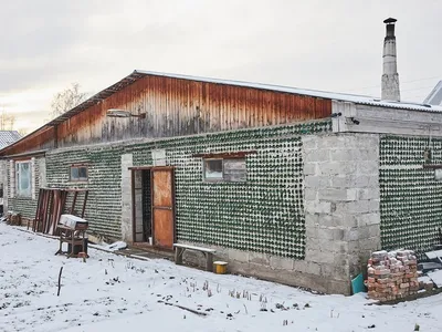 Семья пенсионеров построила дом из бутылок из-под шампанского - KP.RU