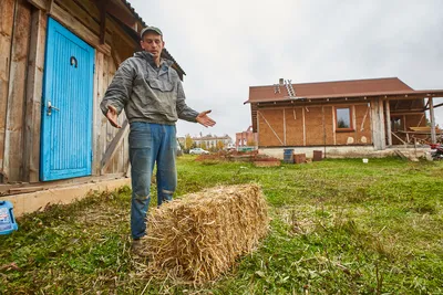 Пенсионеры Толстоуховы строят дом из соломы в Алтайском крае | РИА Новости  Медиабанк