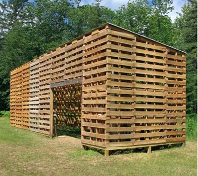 Pallet house, more at http://stadstuinier.blogspot.be/ | Pallet house  plans, Pallet barn, Pallet house