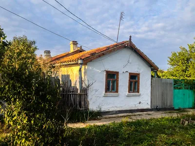 Окно Старых Деревянных Досок. Дом Из Самана Или Грязи. С Помощью  Металлической Проволочной Сетки Фотография, картинки, изображения и  сток-фотография без роялти. Image 41134932