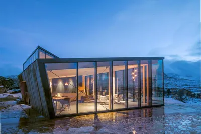 Дом из стекла и металла на берегу…» — создано в Шедевруме
