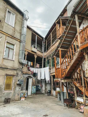 Где живет Вахтанг Кикабидзе на пенсии: трехэтажный особняк в центре Тбилиси  с огромной гостиной на первом этаже | Марина Мэй | Дзен