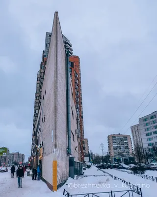 Дом-утюг или дом-корабль в Купчино. Необычное современное петербургское  здание в стиле фьюжн | Соседка с перфоратором | Дзен