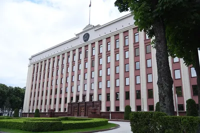 Бывший помощник Лукашенко продает дом в Дроздах. Цена с шестью нулями, сам  дом — с коврами разнообразной формы