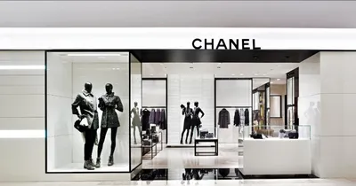 Показ Chanel в Манчестере ознаменовался скандалами и протестами местных  жителей. Читайте на UKR.NET