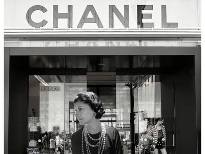 Chanel SA Является Парижский Дом Моды Основана Габриэль Коко Шанель,  Созданный В Высокой Моды, Специализирующийся На Предметах Роскоши.  Фотография, картинки, изображения и сток-фотография без роялти. Image  10005899