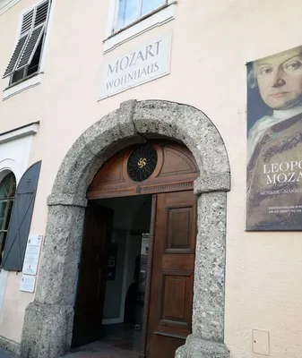 Путешествуем по Европе - Дом Моцарта — единственная дошедшая до наших дней  квартира композитора в Зальцбурге. Расположена по адресу Гетрайдегассе, 9.  Композитор проживал здесь с 1784 по 1787 год. | Facebook