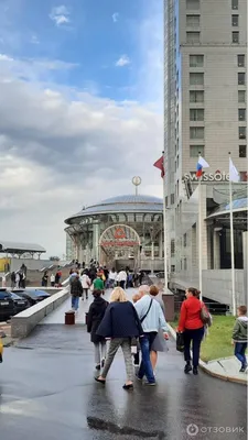 Краснохолмская набережная (Москва) / В центре круглое здание Дом музыки  Справа высотка гостиница Swissotel \"Красные холмы\" Дом Музыки объединяет  под своей крышей три концертных зала(Светлановский (большой), Камерный и  театральный залы)