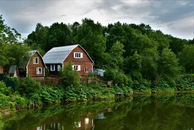 Интерьер деревянного дома на берегу реки