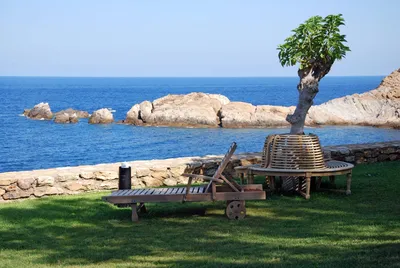 Современный уютный дом на испанском побережье на скалистом высоком береге в  Средиземном море, Косте Brava, Испании Стоковое Фото - изображение  насчитывающей туристические, море: 144200176