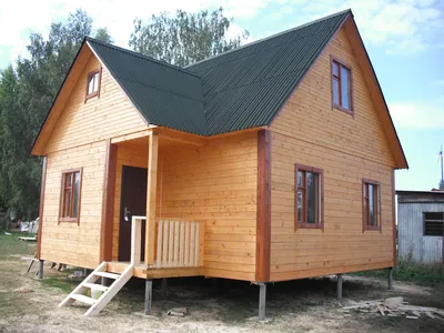 Современный деревянный дом на винтовых сваях